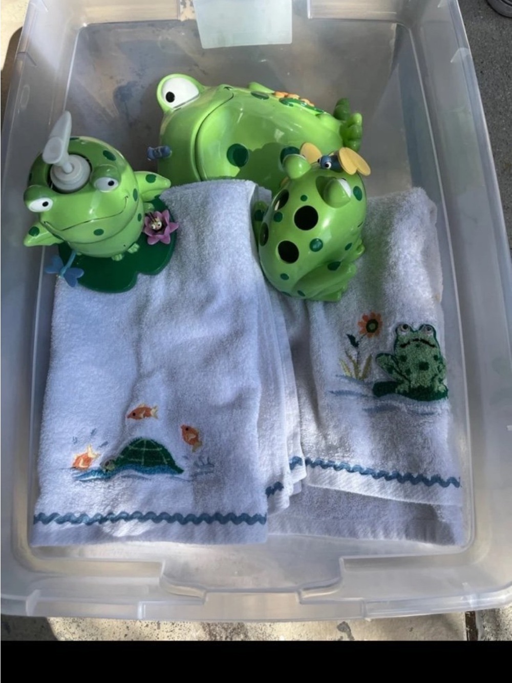 Green Frog Bath Set with Embroidered Towels
